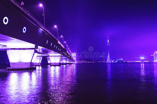 晚上的澳门塔和<strong>西湾大桥</strong>。