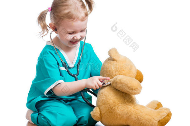儿童医生玩毛绒玩具