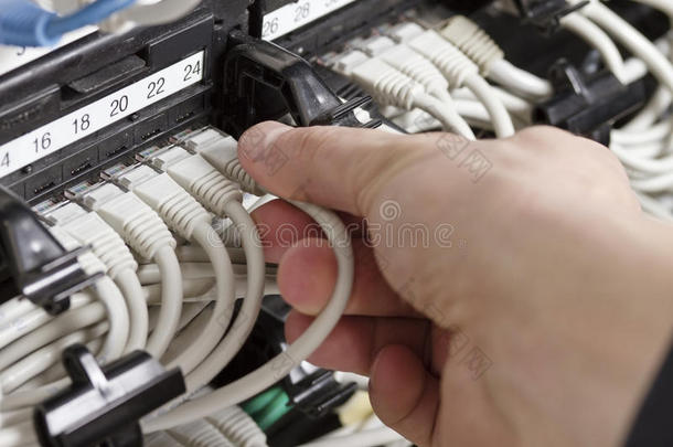 将网络电缆连接到接<strong>线板</strong>
