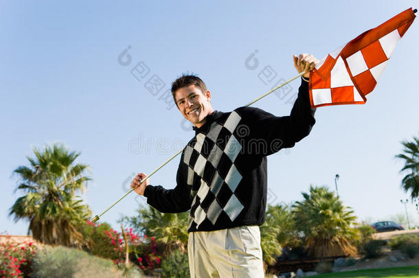 高尔夫球场上举旗子的男球手