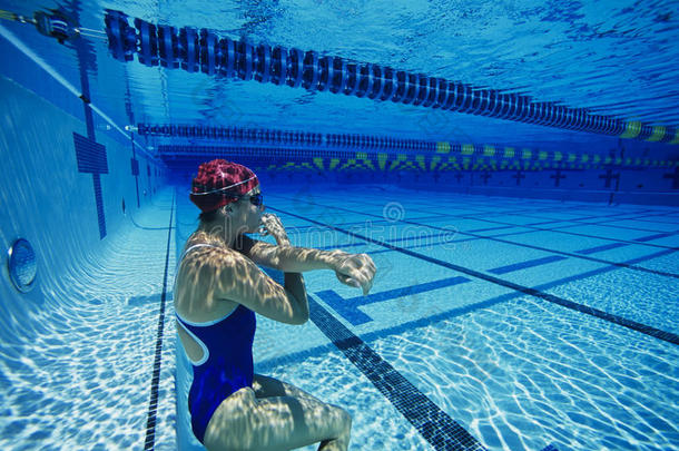 游泳运动员在水下<strong>屏息</strong>