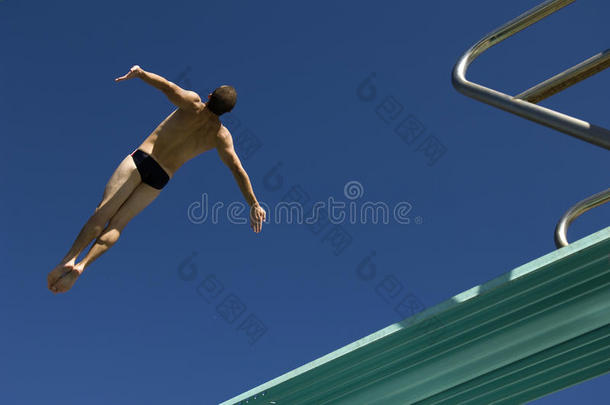 男子游泳运动员跳板跳水