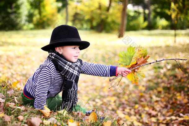 秋天公园里戴黑帽子的可爱小绅士