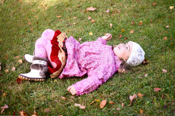 奥特曼公园里躺在草地上的漂亮女孩