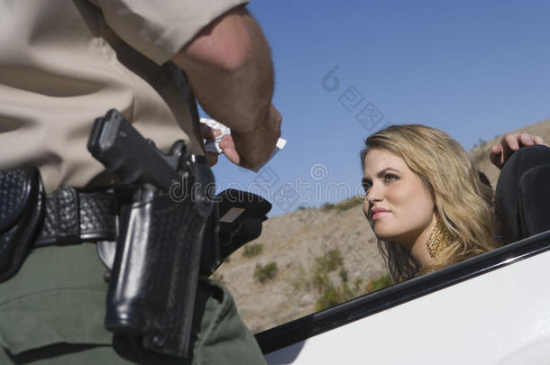 女人看着成熟的交警