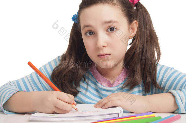 漂亮女孩正在用彩色铅笔画画