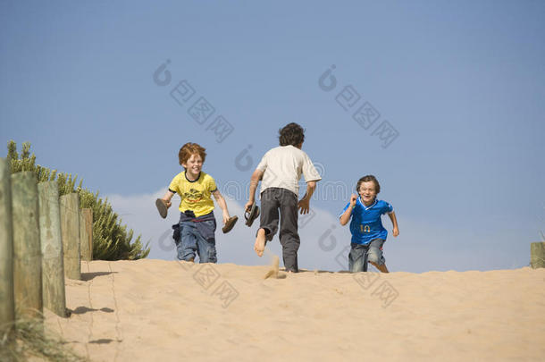 男孩们在沙滩上奔跑