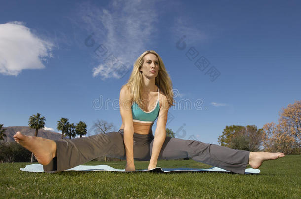 在垫子上做瑜伽的女人