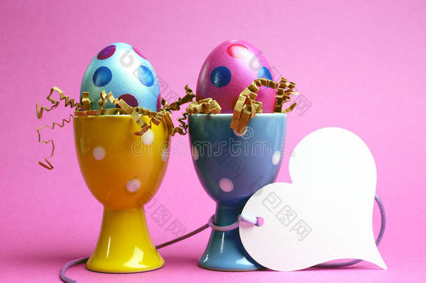 粉色和蓝色复活节彩蛋，圆点彩蛋杯，带白色心形礼品标签