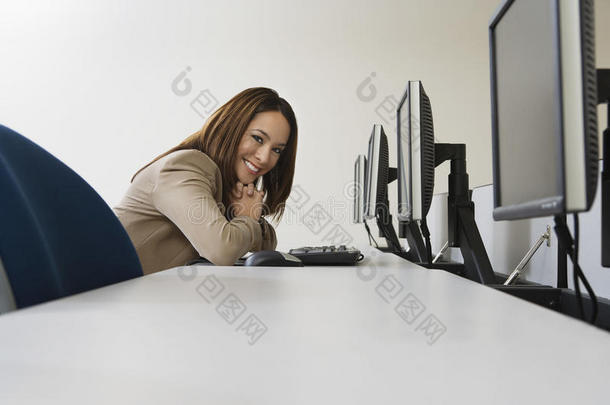 <strong>坐在电脑前</strong>的女人