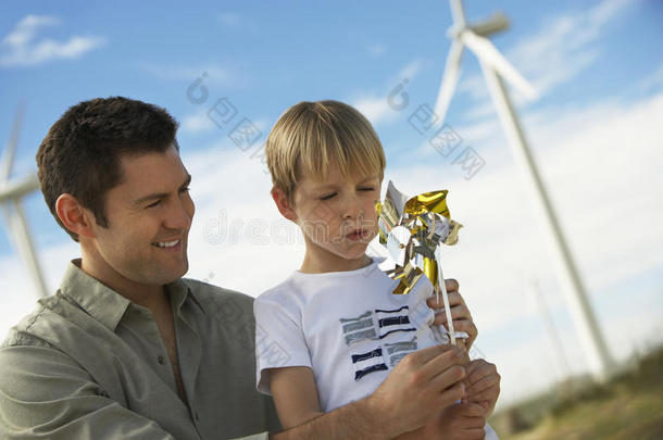 男孩和父亲吹玩具风车