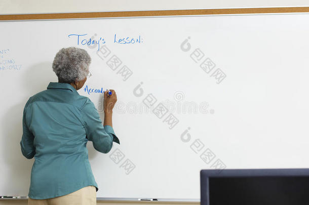 高级教师在白板上写字