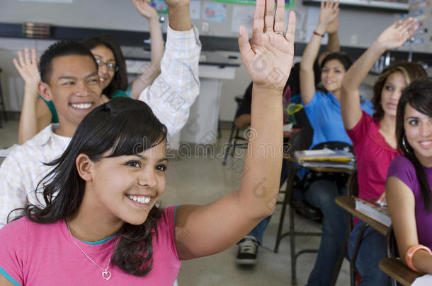 学生在教室里举手