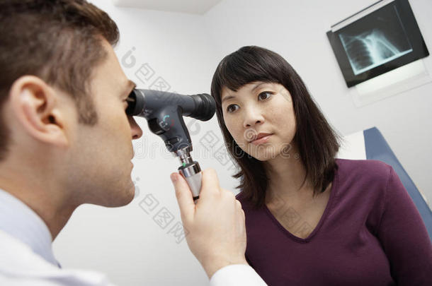 医生检查病人的眼睛