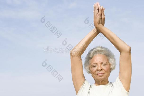 <strong>瑜珈</strong>姿势中闭着眼睛的老年妇女