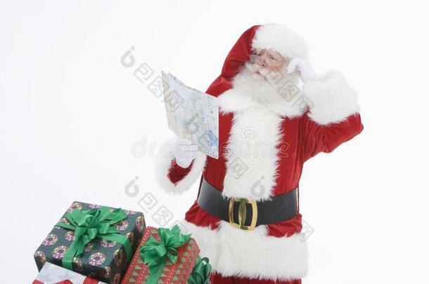 穿着圣诞老人服装的男人在阅读路线图