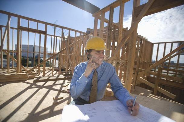 带建筑平面图的现场经理