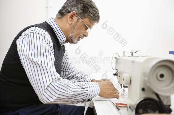 中老年裁缝缝纫机使用概况