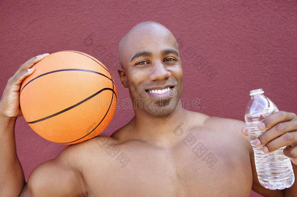 一位非裔美国<strong>运动</strong>员的肖像，篮球和水瓶的<strong>彩色背景</strong>