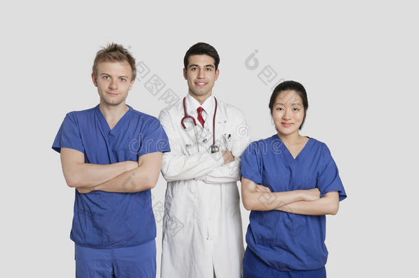灰色背景下双手交叉站立的不同医护人员的画像
