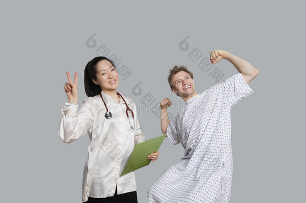 医生在病人欢呼声中打着和平手势的画像