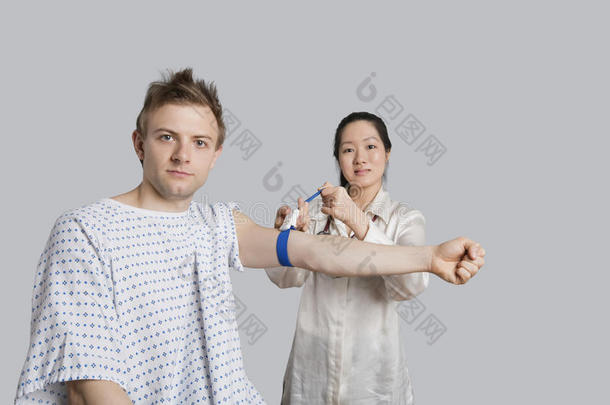 男病人和医生准备验血的画像