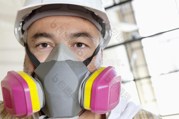 施工现场男工人戴防尘口罩的照片
