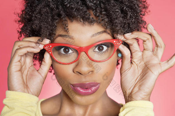 一位非洲裔美国妇女的肖像，她戴着复<strong>古风</strong>格的眼镜，背景是<strong>彩色</strong>的