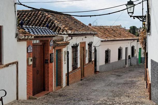 西班牙格拉纳达的一条弯弯曲曲的小街