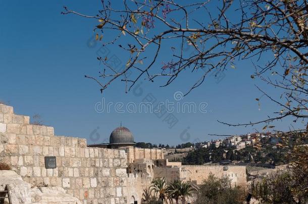 耶路撒冷的<strong>圣殿</strong>山，有阿克萨清真寺和古城墙