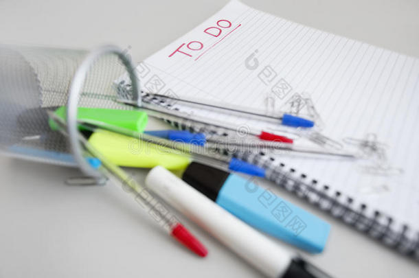 螺旋笔记本与待办事项清单和办公用品的特写