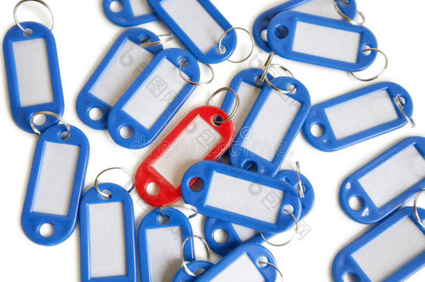 彩色背景上带蓝色钥匙圈的红色标记环