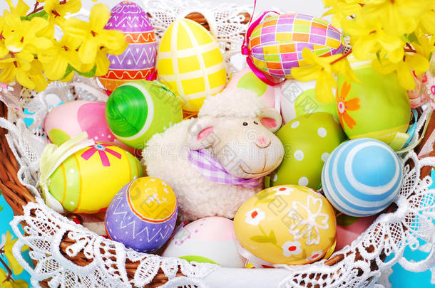 复活节彩蛋和羊雕像篮子