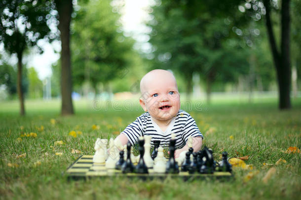 夏日公园里<strong>下象棋</strong>的可爱小男孩