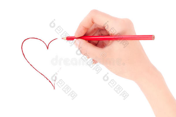女人的手拿着一支<strong>红铅笔</strong>画着一颗心