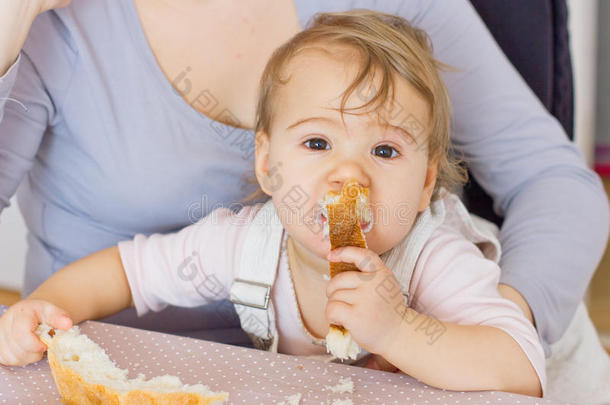 可爱的宝宝吃面包