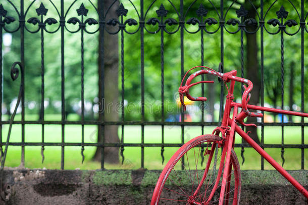 旧公园围墙边的红色自行车