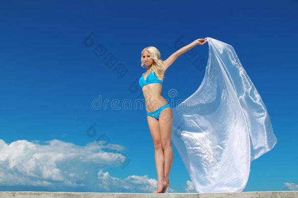 蓝天上戴着围巾的美女，度假的自由女神。