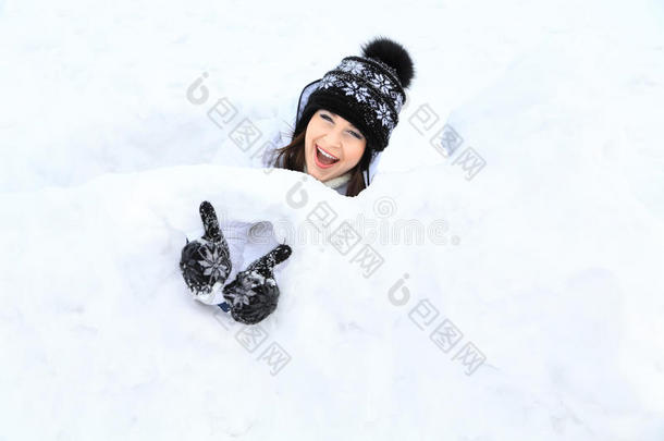 冬日雪景中美丽的少女画像。
