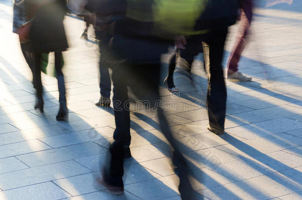 日落时分在人行道上人山人海