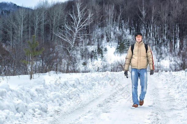 人沿着<strong>雪路</strong>走