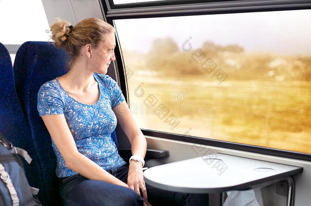 在火车上<strong>看</strong>着<strong>窗外</strong>的女人