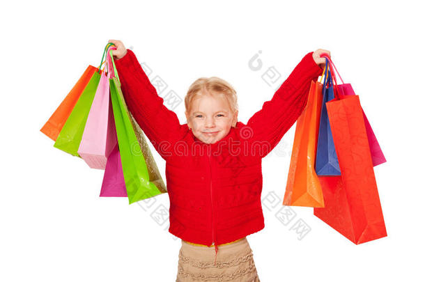 购物的孩子。快乐的小女孩举着购物袋。