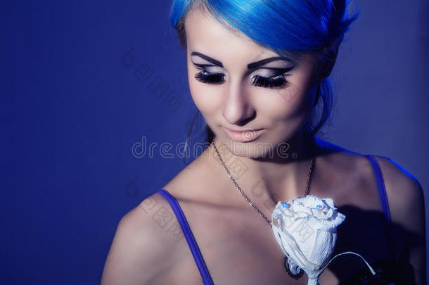 蓝头发的哥特式年轻女子