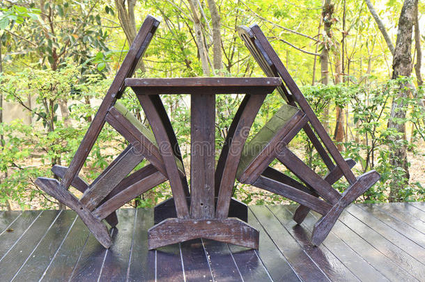 木质餐桌设置在郁郁葱葱的花园环境中