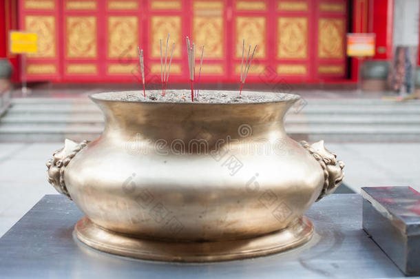 中国寺庙前的香炉