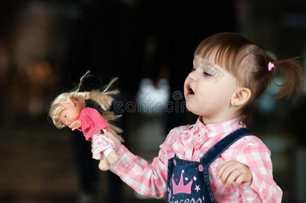 小女孩在玩她的<strong>玩具娃娃</strong>。