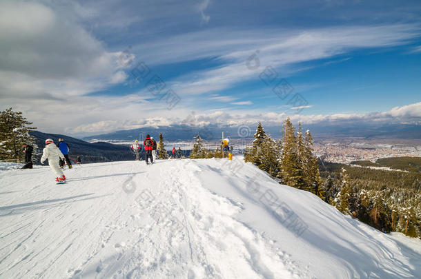 山顶上的滑雪者和滑雪者