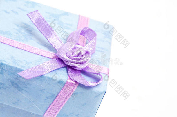 紫色丝带蓝色礼盒特写