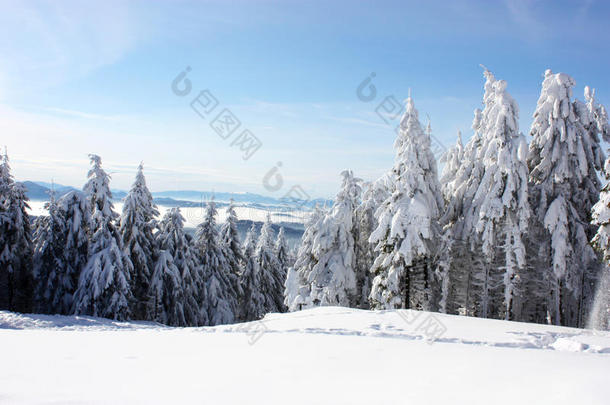 山地冬季景观